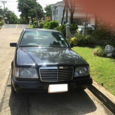 1995 BENZ  E220 ELEGANT AUTO 2.2 สีดำ เบาะหนัง รถอุบัติเหตุชนท้าย เครื่องเดิม สภาพเดิมๆ ไม่เคยติดแก๊ส ขายตามสภาพ